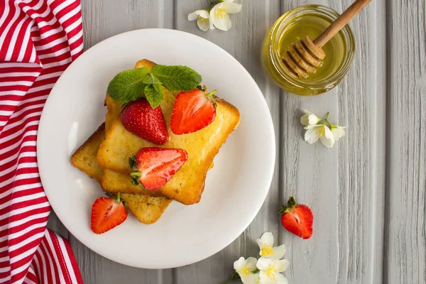 배경에 접시에 딸기와 프렌치 토스트 — 스톡 사진