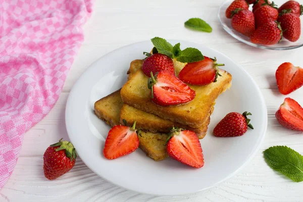 배경에 접시에 딸기와 꿀프렌치 토스트 — 스톡 사진