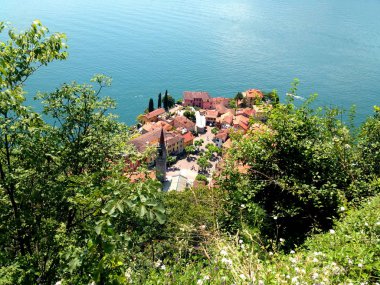İtalyan şehrinin yukarıdan güzel bir manzara. Varenna.