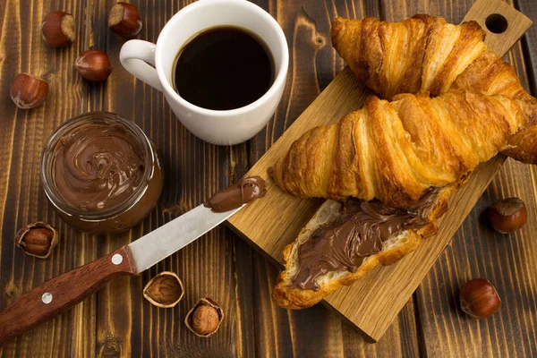 Croissants Com Creme Chocolate Café Placa Corte Madeira Vista Cima — Fotografia de Stock