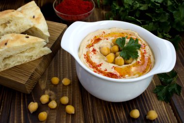 Ahşap arka plan üzerinde beyaz plaka humus