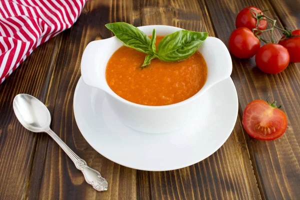 Zupa Pomidorowa Białej Misce Brązowym Drewnianym Tle Zbliżenie — Zdjęcie stockowe
