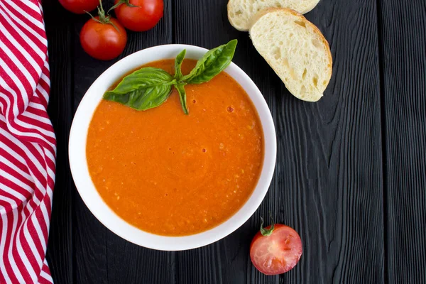 Zupa Pomidorowa Białej Misce Czarnym Drewnianym Tle Widok Góry Kopiuj — Zdjęcie stockowe