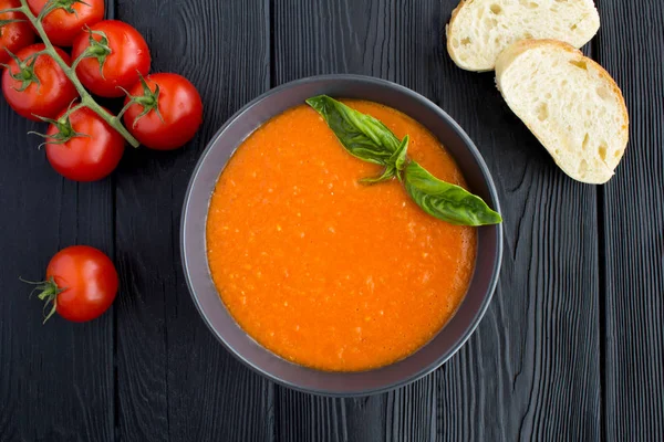 Zupa Pomidorowa Ciemnej Misce Czarnym Drewnianym Tle Widok Góry Zbliżenie — Zdjęcie stockowe