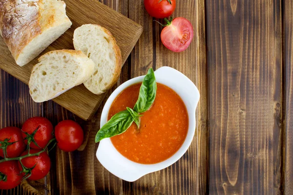 Zupa Pomidorowa Białej Misce Brązowym Drewnianym Tle Widok Góry Kopiuj — Zdjęcie stockowe