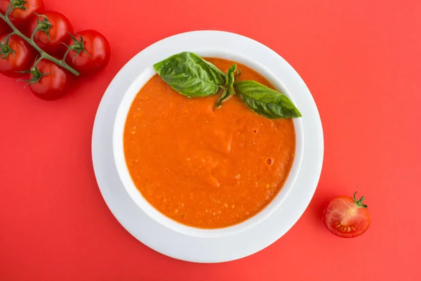 Zupa Pomidorowa Białej Misce Czerwonym Tle Widok Góry Zbliżenie — Zdjęcie stockowe