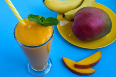 Mavi arka planda mango smoothie