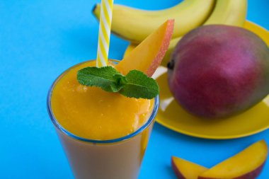 Mavi arka planda mango smoothie