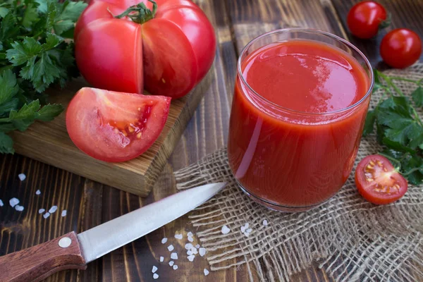 Sok Pomidorowy Składniki Rustykalne Drewniane Tło — Zdjęcie stockowe