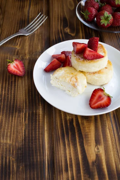 Panqueques Queso Fresas Plato Blanco Fondo Madera Marrón —  Fotos de Stock