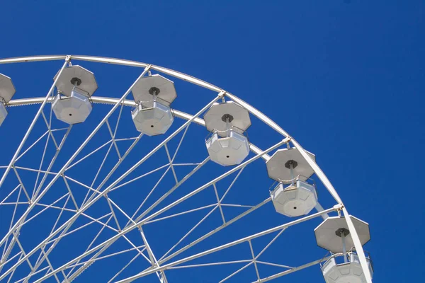 Weißes Riesenrad Auf Dem Blauen Himmel Leertaste Kopieren Nahaufnahme — Stockfoto