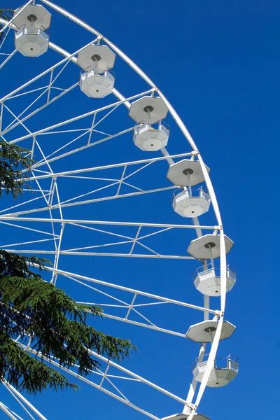 Vita Pariserhjulet Den Blå Himlen Vertikal Plats Kopiera Utrymme — Stockfoto