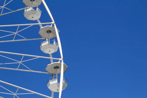 Rueda Ferris Blanca Cielo Azul Espacio Copia Primer Plano —  Fotos de Stock