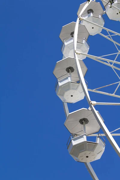 Vita Pariserhjulet Den Blå Himlen Vertikal Plats Kopiera Utrymme — Stockfoto