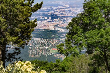 Yaz gününde dağdan şehre panoramik manzara. Cenevre.İsviçre.