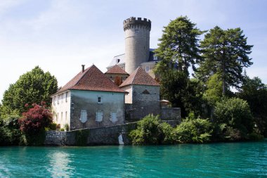 Güneşli bir günde kalenin güzel manzarası. Talloires.Fransa.