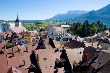 Güneşli bir günde yukarıdan şehre ve göle panoramik manzara. Annecy.Fransa.