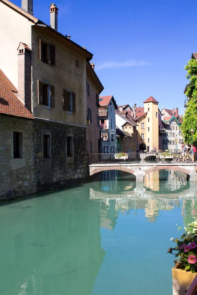 Schöne Aussicht Auf Häuser Und Fluss Einem Sonnigen Tag Annecy — Stockfoto