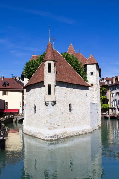 Güneşli bir günde ada sarayının güzel manzarası. Annecy.Fransa.