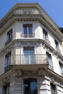 Mavi gökyüzüne karşı güzel eski bir binanın parçası. Closeup.Chambery.France.