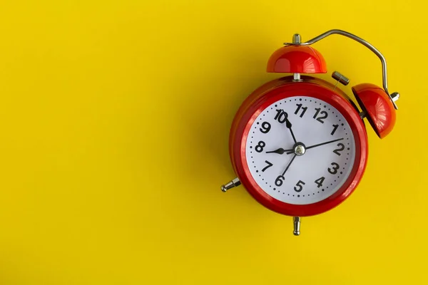 Reloj Despertador Rojo Fondo Amarillo Vista Superior Copiar Espacio —  Fotos de Stock