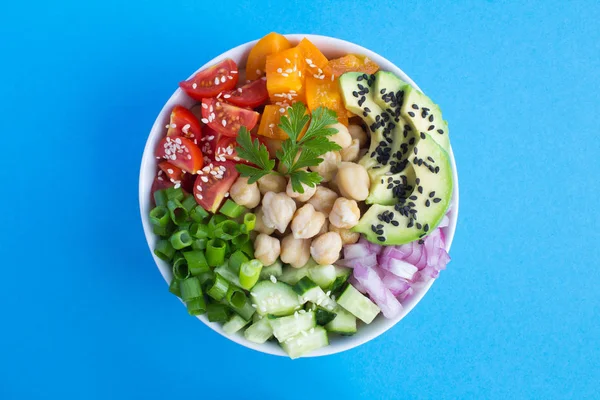 Vegan Poke Bowl Met Kikkererwten Groenten Witte Kom Het Midden — Stockfoto