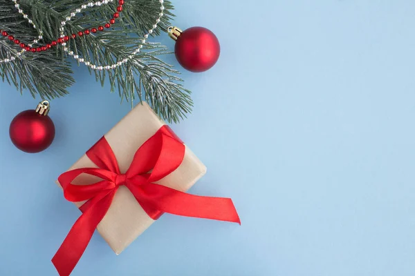 Weihnachtsgeschenk Mit Roter Schleife Und Weihnachtskomposition Auf Blauem Hintergrund Ansicht — Stockfoto