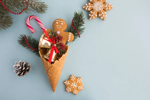 Mavi arka plan üzerinde noel kompozisyon ile dondurma konisi. Üst te. Kopyalama alanı.