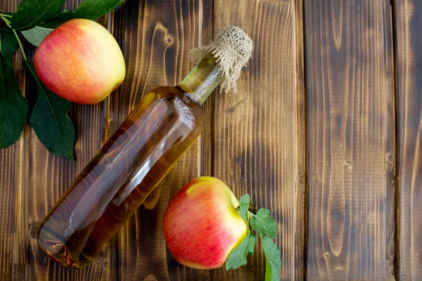 Sari Cuka Apple Dalam Botol Kaca Pada Background Top Kayu — Stok Foto