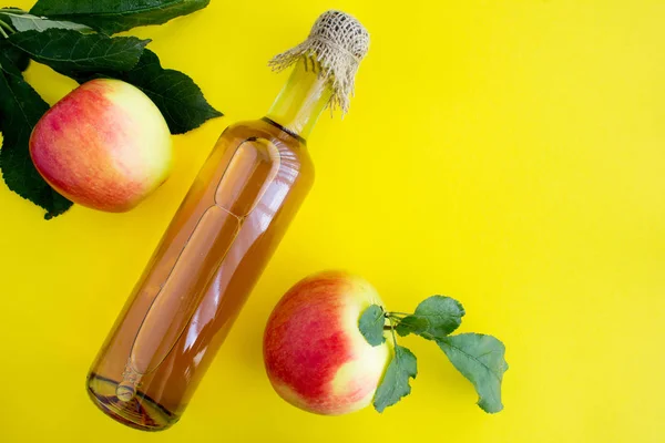 Cairan Sari Cuka Apple Dalam Botol Kaca Pada Background Top — Stok Foto