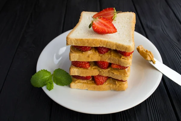 Sándwich Grande Con Mantequilla Fresa Cacahuete Plato Blanco Sobre Fondo — Foto de Stock