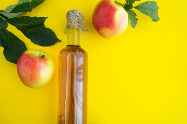 Яблочный Уксус Стеклянной Бутылке Желтом Фоне — стоковое фото