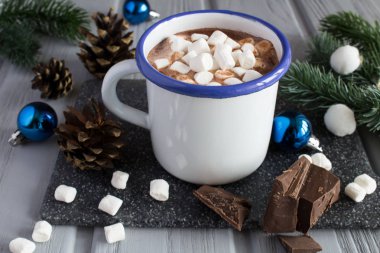 Gri ahşap arka plan üzerinde kupa marshmallows ile sıcak çikolata