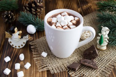 Rustik arka planda beyaz fincan marshmallow ile sıcak çikolata