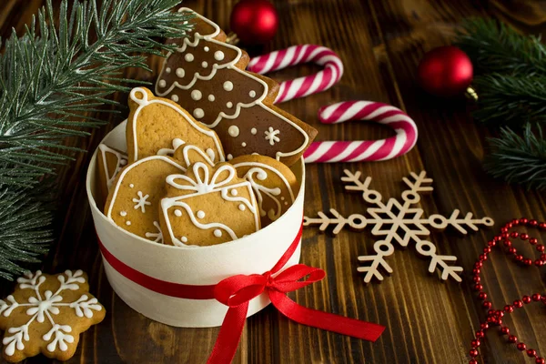 Рождественское Печенье Круглой Коробке Коричневом Фоне — стоковое фото