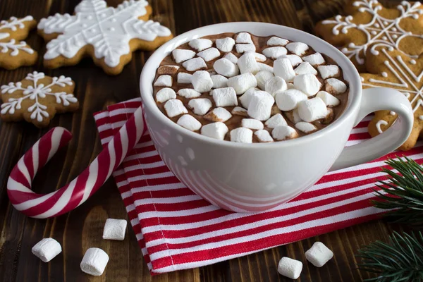 Heiße Schokolade Mit Marshmallows Und Weihnachtsplätzchen Auf Der Serviette — Stockfoto