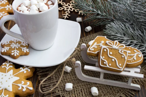 Weihnachtsplätzchen Auf Den Schlitten Und Heiße Schokolade Mit Marshmallows Auf — Stockfoto