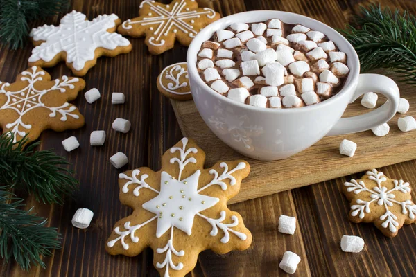 Heiße Schokolade Mit Marshmallows Und Weihnachtsgebäck Auf Dem Hölzernen Hintergrund — Stockfoto