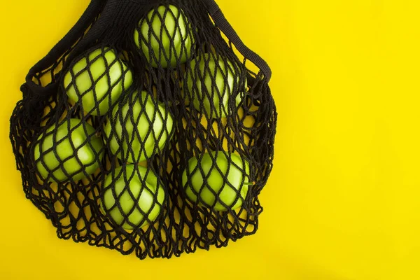 Никаких Пластиковых Пакетов Сетка Покупки Черная Сумка Зелеными Яблоками Желтом — стоковое фото