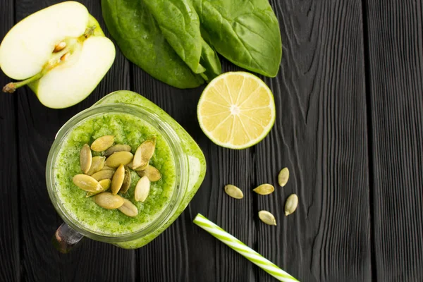 Batidos Verdes Con Espinacas Manzana Semillas Calabaza Fondo Madera Negra —  Fotos de Stock