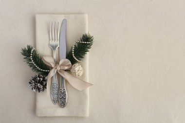 Bej masa örtüsü üzerinde Noel masası ayarı. Üst te. Kopyalama alanı.