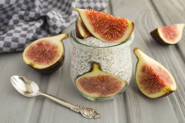 Pudding Avec Chia Figues Sur Fond Bois Gris Gros Plan — Photo