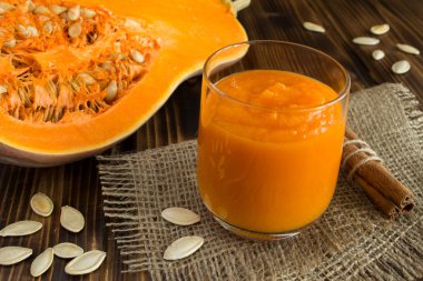 Rustik arka planda kabak ile Smoothie