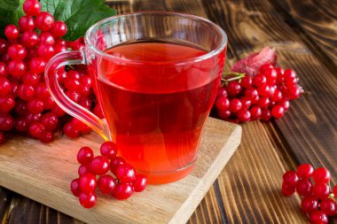 Ahşap arka planda viburnum ile çay