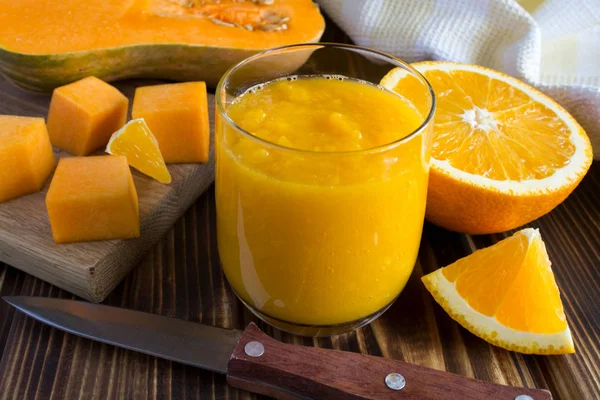 Smoothie Com Abóbora Laranja Ingredientes Sobre Fundo Madeira — Fotografia de Stock