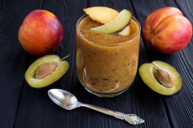 Siyah ahşap arka plan üzerinde taze erik ve nektarin ile Smoothies. Closeup.