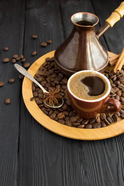 茶色のカップに入ったトルコのコーヒーと 黒い木製の背景のまな板にターク スペースをコピーします 垂直方向の位置 — ストック写真