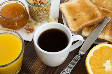 Kahverengi ahşap arka planda kahvaltı