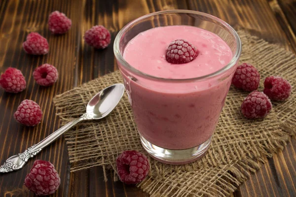 Yogur Con Frambuesas Congeladas Sobre Fondo Rústico Madera —  Fotos de Stock