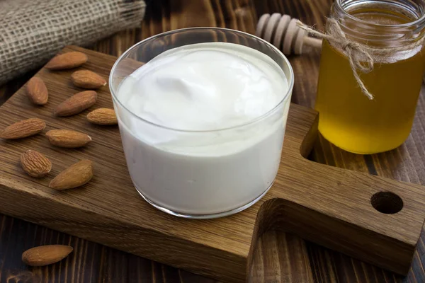 Milchjoghurt Honig Und Mandeln Auf Dem Holzschneidebrett — Stockfoto